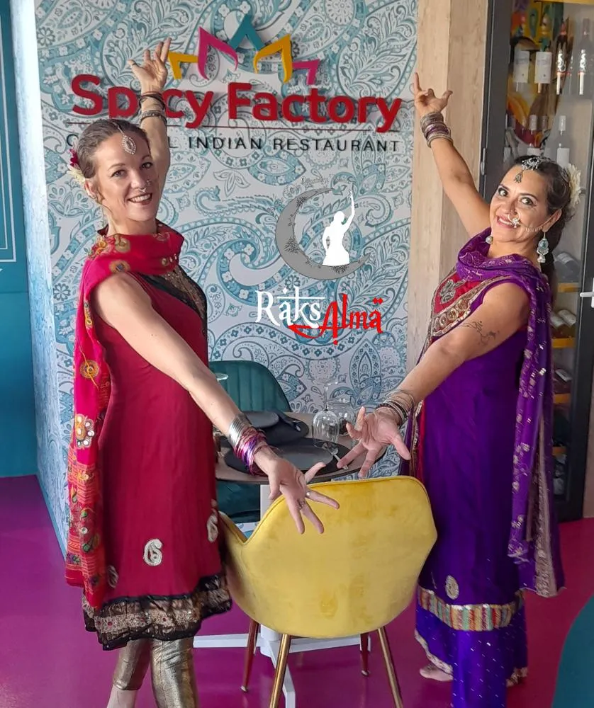 Cena y espectáculo de danza inspirada en India