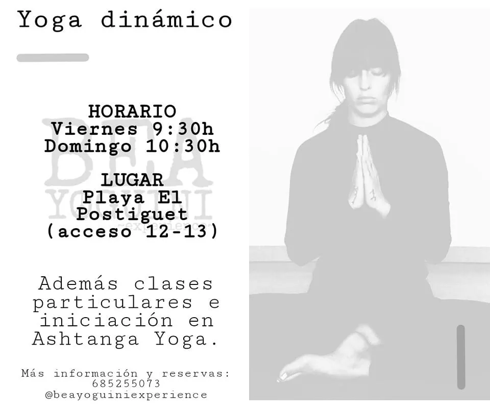 Clase grupal de yoga dinámico al aire libre