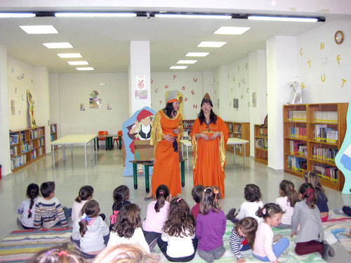 Cuentacuentos infantiles en la biblioteca de El Campello