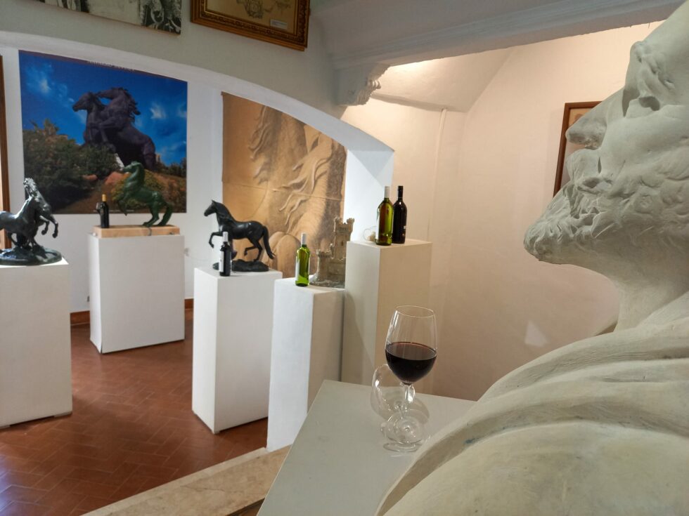 expoExposición Las Virtudes de la Escultura, un maridaje de obras y vino