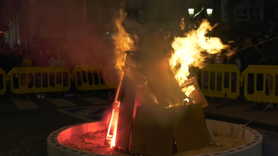 Hoguera en la plaza de San Sebastián ► Fiestas San Sebastián Sax 2025