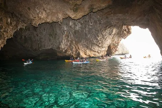 Kayak javea: Granadella- Cova del lloc marí y cala ambolo