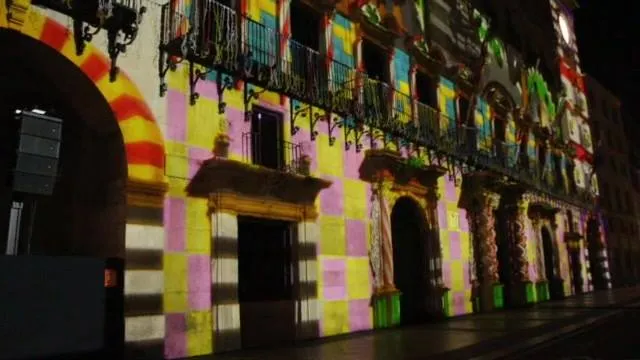 Macroproyección en la fachada del Ayuntamiento de Una Navidad Alicantina"