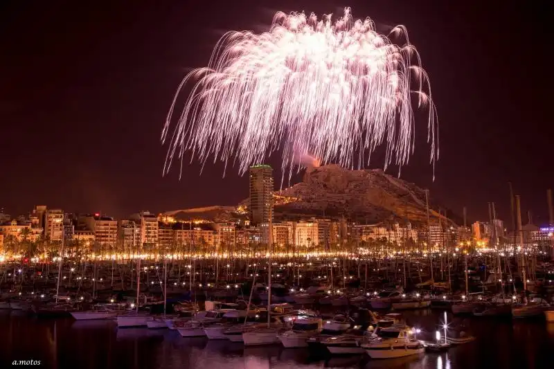 Mascletàs y fuegos artificiales de las Hogueras de San Juan 2025