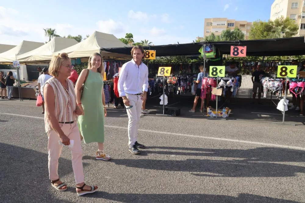 Mercadillo de puestos de artesanía y alimentos de Verano de Urbanova