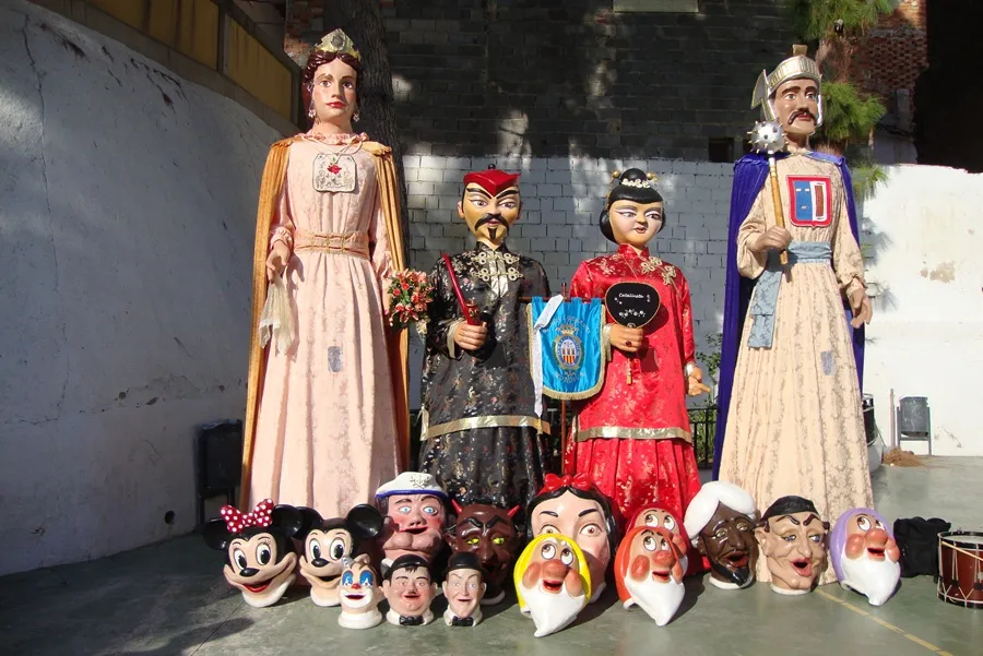 Pasacalles de Nanos i Gegants en Alicante