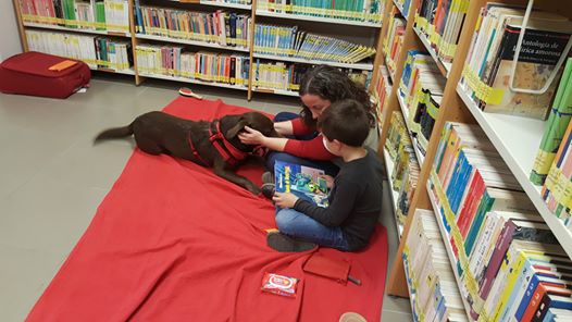Patas y libros: experiencia de lectura con perros adiestrados