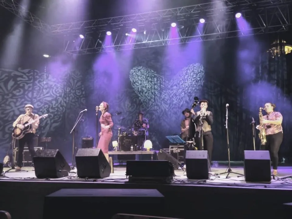 Pato Primavera Swing con la actuación de la "Swinging Cats Club Band"