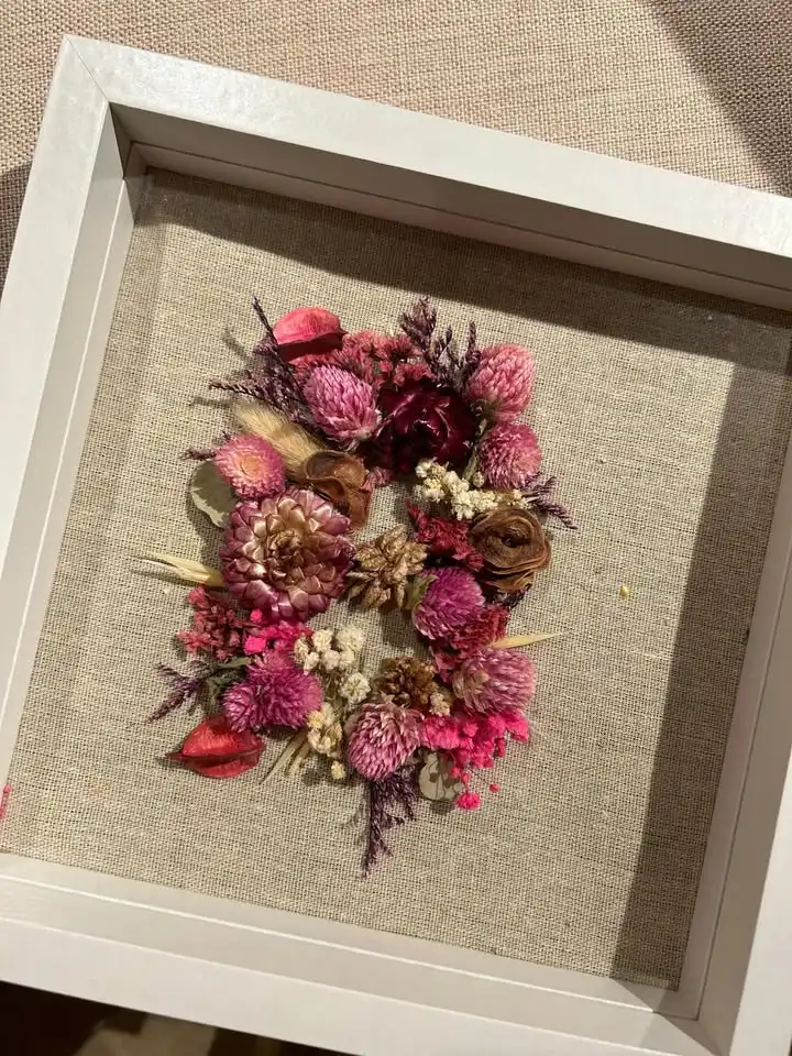 Taller de cuadros con iniciales de flores preservadas