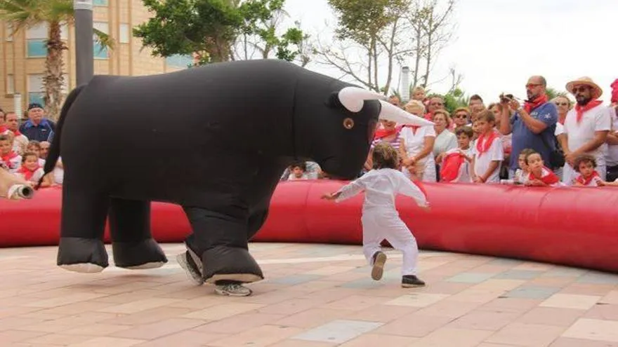 Toros Hinchables y Talleres Infantiles con Motivo del Día del Niño
