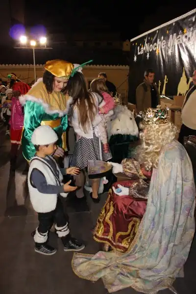 Visita del Paje Real Junto al Belén Municipal