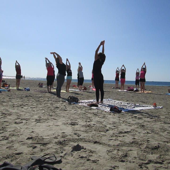 Yoga Playa Solidario con Adopciones Cereco