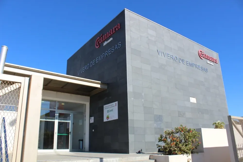 "Inteligencia Artificial y educación" y Presentación Guía de Estudios -Cámara Alicante
